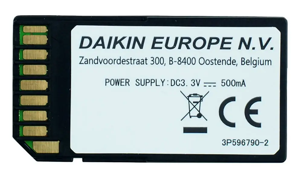 Daikin WLAN SD-Karte mit goldenen Kontakten auf einer Seite, beschriftet mit Informationen zu Stromversorgung und Herstelleradresse, zur Verbindung mit einer Wärmepumpe.